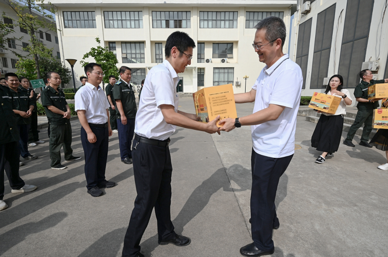 8月8日，谈球吧党委副书记、工会主席董鹏带队深入引汉济渭岭北工区开展“送清凉”慰问活动.jpg